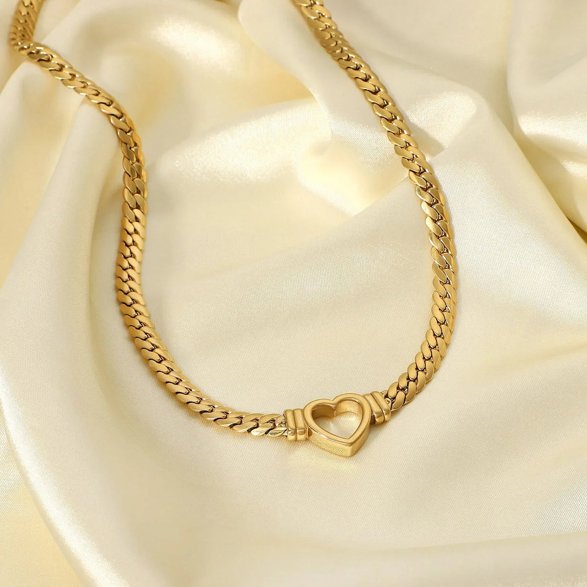 Lucasta Heart Choker